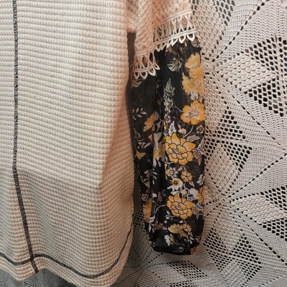 True self size large top with sheer floral sleeves and crochet trim - Picture 9 of 16